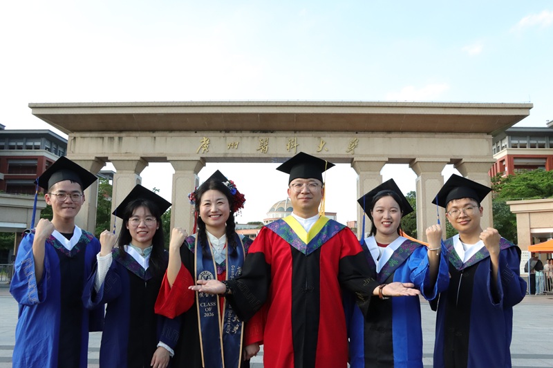 Congratulating Our Graduates: PhD Graduate Yingying Hou, Master’s Graduates Ting Xie, Jieting Li, Lijie Chen and Junjie Cai!